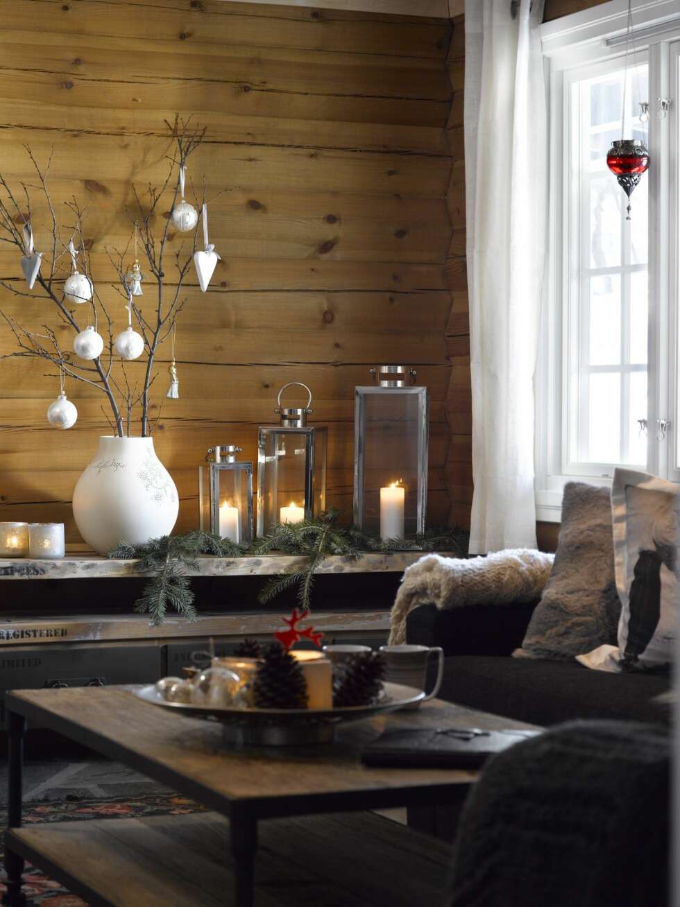 SKATTER FRA SKOGEN: Kvister fra skogen kan pyntes med julekuler for å skape en naturlig og delikat julestemning. SKATTER FRA SKOGEN: Kvister fra skogen kan pyntes med julekuler for å skape en naturlig og delikat julestemning.