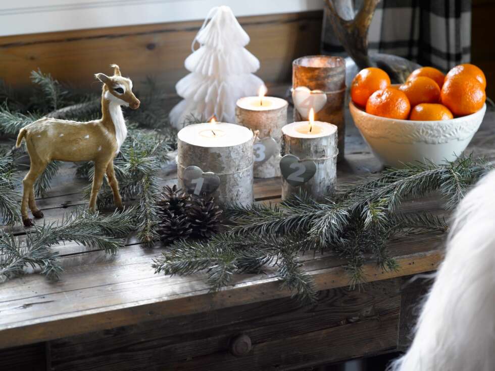 JULEPYNT: Det er ikke bare treet som dekoreres. Fa og hyller t fylles med kongler, kvist og granbar. JULEPYNT: Det er ikke bare treet som dekoreres. Fa og hyller t fylles med kongler, kvist og granbar.