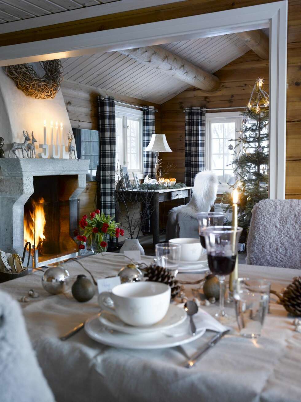 ÅPENT: Fra spisestuen ser man rett på den julepyntede peisen. I stuehjørnet er det satt et gammeldags skrivebord. ÅPENT: Fra spisestuen ser man rett på den julepyntede peisen. I stuehjørnet er det satt et gammeldags skrivebord.