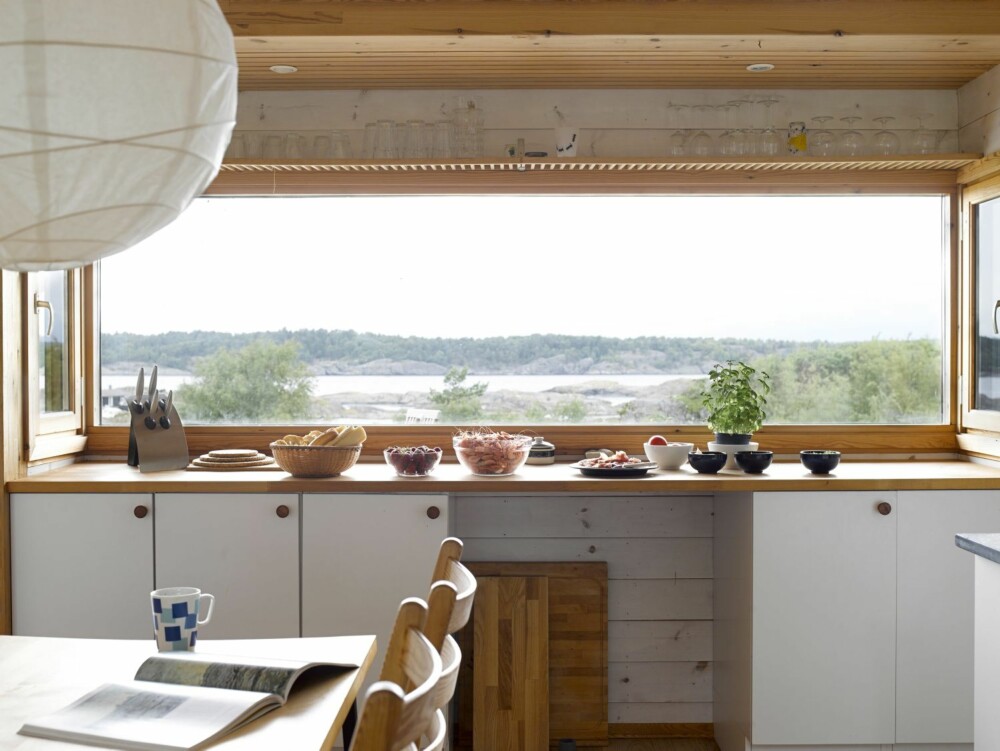 KJØKKEN MED UTSIKT: Kjøkkenbenken har fått en tronplass med en utsikt som virker oppkvikkende for matlagingen. Innredningen har Ivar selv snekret. Innvendige skap fra Ikea. KJØKKEN MED UTSIKT: Kjøkkenbenken har fått en tronplass med en utsikt som virker oppkvikkende for matlagingen. Innredningen har Ivar selv snekret. Innvendige skap fra Ikea.