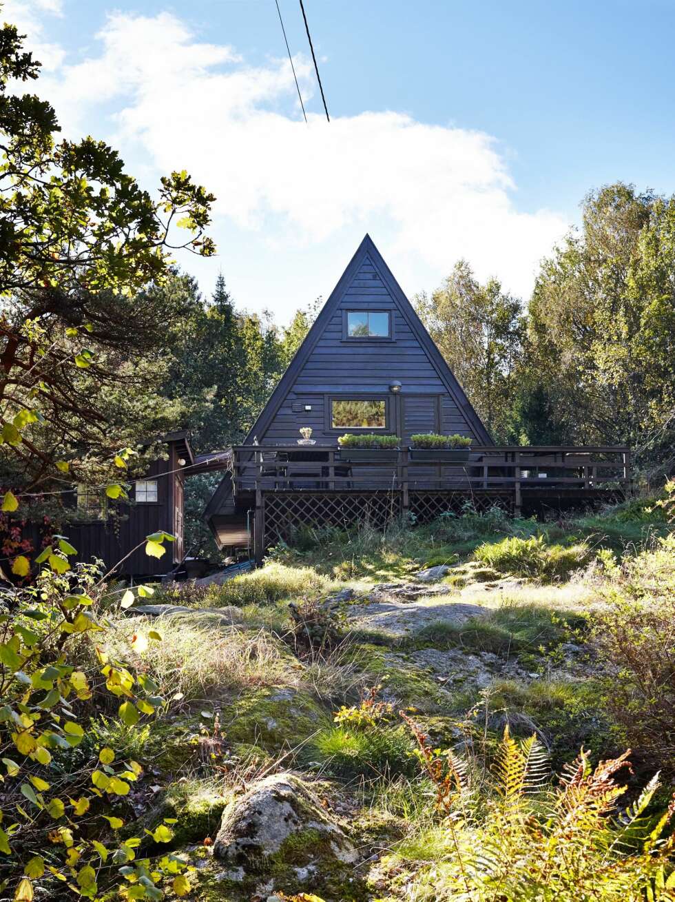 UVANLIG UTFORMING: Hytta har en
original arkitektur og har
inngangsdør på begge sider med like store verandaer foran. Foto: Sveinung Bråthen UVANLIG UTFORMING: Hytta har en
original arkitektur og har
inngangsdør på begge sider med like store verandaer foran. Foto: Sveinung Bråthen