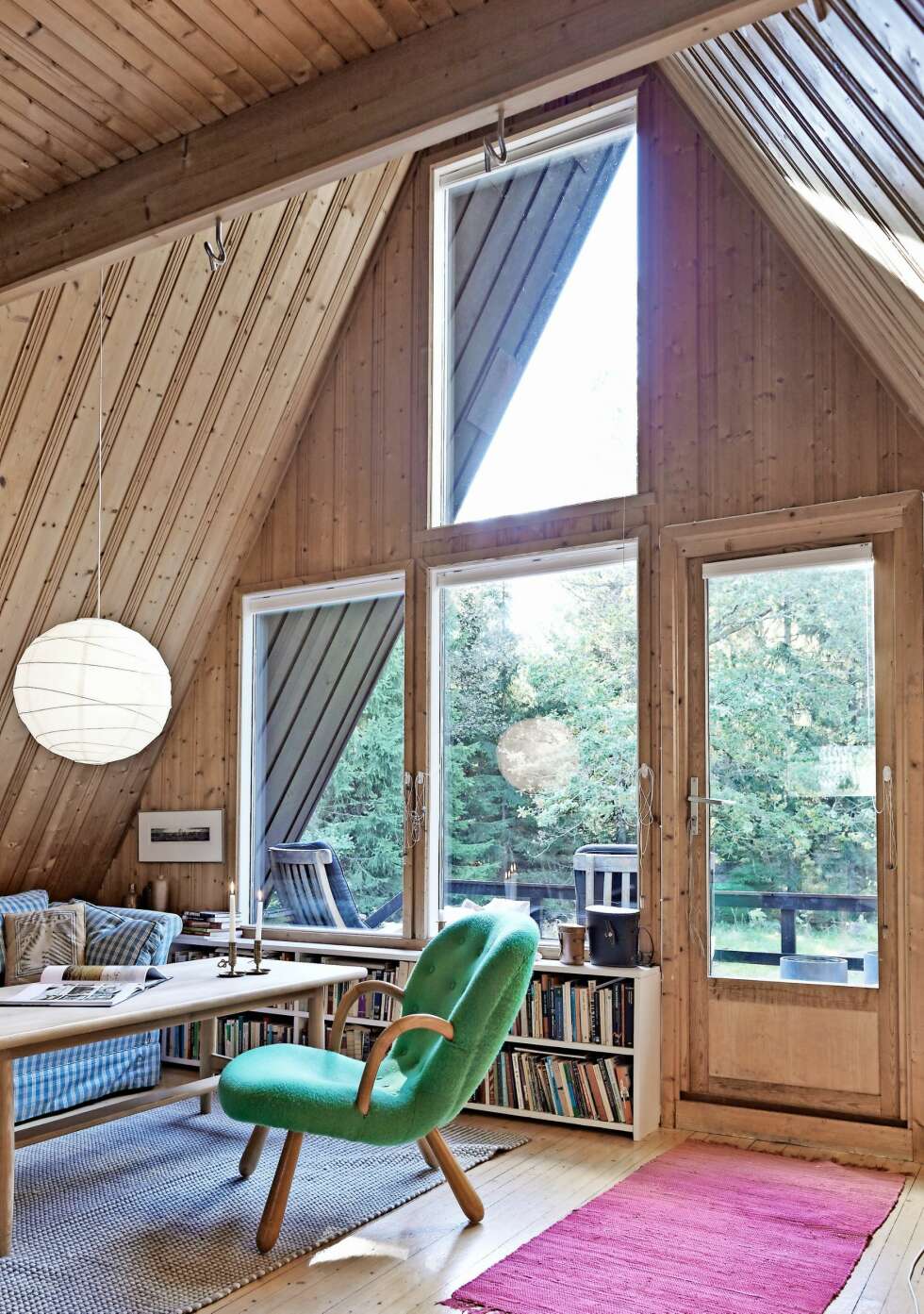GOD TAKHØYDE: Den spisse utformingen
gir god romfølelse og godt med lys inn i
hytta. Stuen er innredet med nye og
gamle møbler. Den grønne lenestolen er
en designklassiker; Muslingstolen,
tegnet av den danske arkitekten
Philip Arctander. Foto: Sveinung Bråthen GOD TAKHØYDE: Den spisse utformingen
gir god romfølelse og godt med lys inn i
hytta. Stuen er innredet med nye og
gamle møbler. Den grønne lenestolen er
en designklassiker; Muslingstolen,
tegnet av den danske arkitekten
Philip Arctander. Foto: Sveinung Bråthen