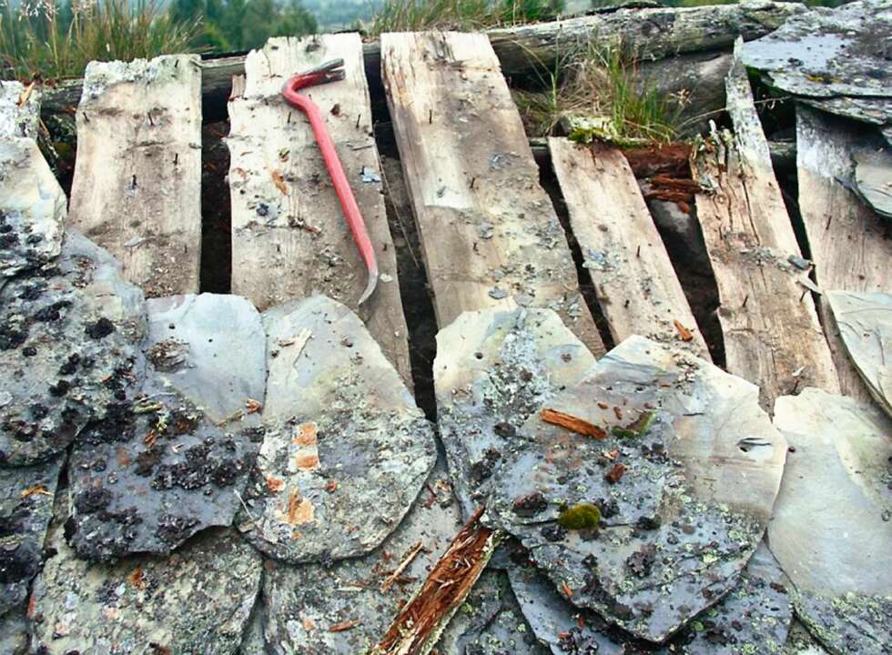 STARTEN: Stølen måtte demonteres, plank for plank og stein for stein. Her er de i gang med å ta av det som var av igjen av skiferen. STARTEN: Stølen måtte demonteres, plank for plank og stein for stein. Her er de i gang med å ta av det som var av igjen av skiferen.