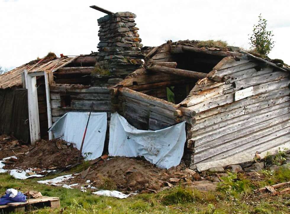 ISOLASJON: Løsmassen på taket, inkludert jord og torv, ble også tatt vare på. Her er den samlet på presenninger under. Til slutt ble det lagt opp igjen på taket over neveren. ISOLASJON: Løsmassen på taket, inkludert jord og torv, ble også tatt vare på. Her er den samlet på presenninger under. Til slutt ble det lagt opp igjen på taket over neveren.