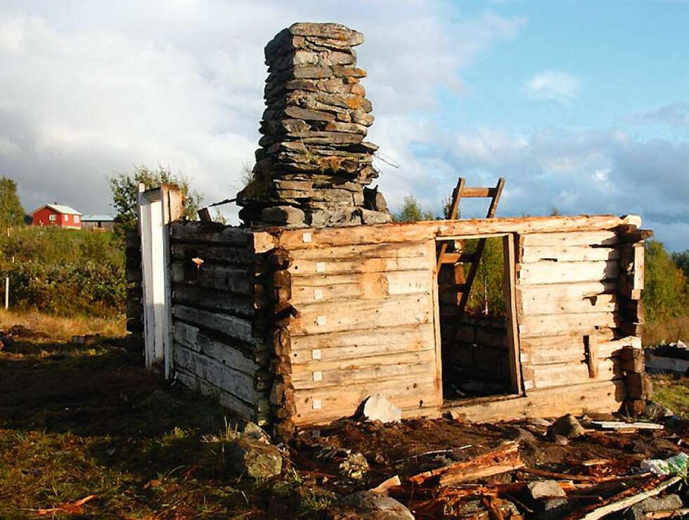 STEIN TIL STØTTE: Den restaurerte laftekassa ble så satt på plass igjen på ringmuren. Hverken leire eller sement er brukt for å holde steinene sammen. Denne teknikken lærte de som gikk på kurs. STEIN TIL STØTTE: Den restaurerte laftekassa ble så satt på plass igjen på ringmuren. Hverken leire eller sement er brukt for å holde steinene sammen. Denne teknikken lærte de som gikk på kurs.