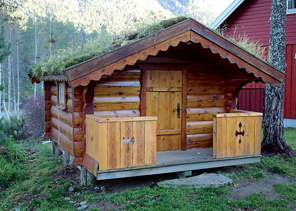 Modell: Valle Håndlaft. Firma: Valle Modellverksted. Størrelse: 11 m². Pris: 120 000 kroner. Innhold: Ett rom og tre vinduer. Romløsningen kan du bestemme selv. Håndlaft i norsk furu med spesiallaget dør. Modell: Valle Håndlaft. Firma: Valle Modellverksted. Størrelse: 11 m². Pris: 120 000 kroner. Innhold: Ett rom og tre vinduer. Romløsningen kan du bestemme selv. Håndlaft i norsk furu med spesiallaget dør.