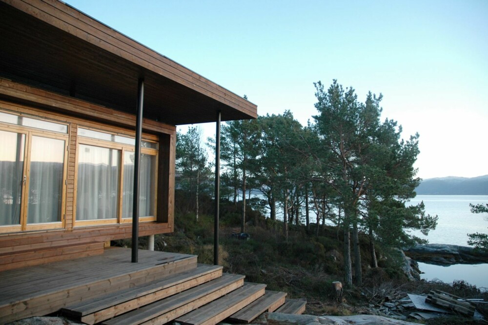 AVTRAPPING: I stedet for å legge terrassen på pilarer, som man ofte ser, er uteplassen trappet av nedover i terrenget. Det bidrar til å dempe inntrykket av hytta i terrenget. AVTRAPPING: I stedet for å legge terrassen på pilarer, som man ofte ser, er uteplassen trappet av nedover i terrenget. Det bidrar til å dempe inntrykket av hytta i terrenget.