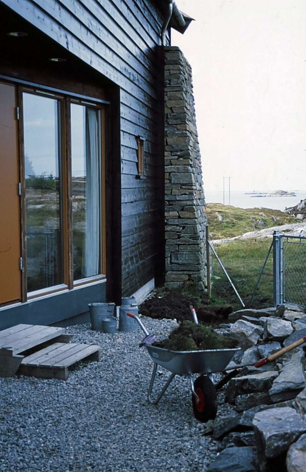 ET HUS MED MANGE MOMENTER: De store glassveggene ved inngangspartiet åpner opp i det kompakte huset på 163,5 kvm. ET HUS MED MANGE MOMENTER: De store glassveggene ved inngangspartiet åpner opp i det kompakte huset på 163,5 kvm.