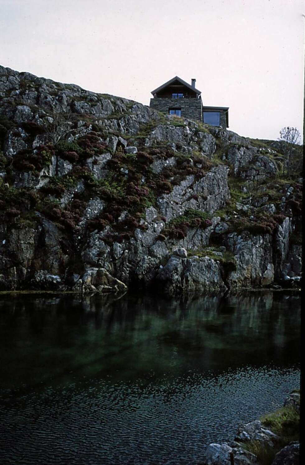 WOW! ET HIMMELHØYT HUS: Steinhuset på Baløy ligger luftig til på toppen av en høy klippe rett ved vannet. WOW! ET HIMMELHØYT HUS: Steinhuset på Baløy ligger luftig til på toppen av en høy klippe rett ved vannet.