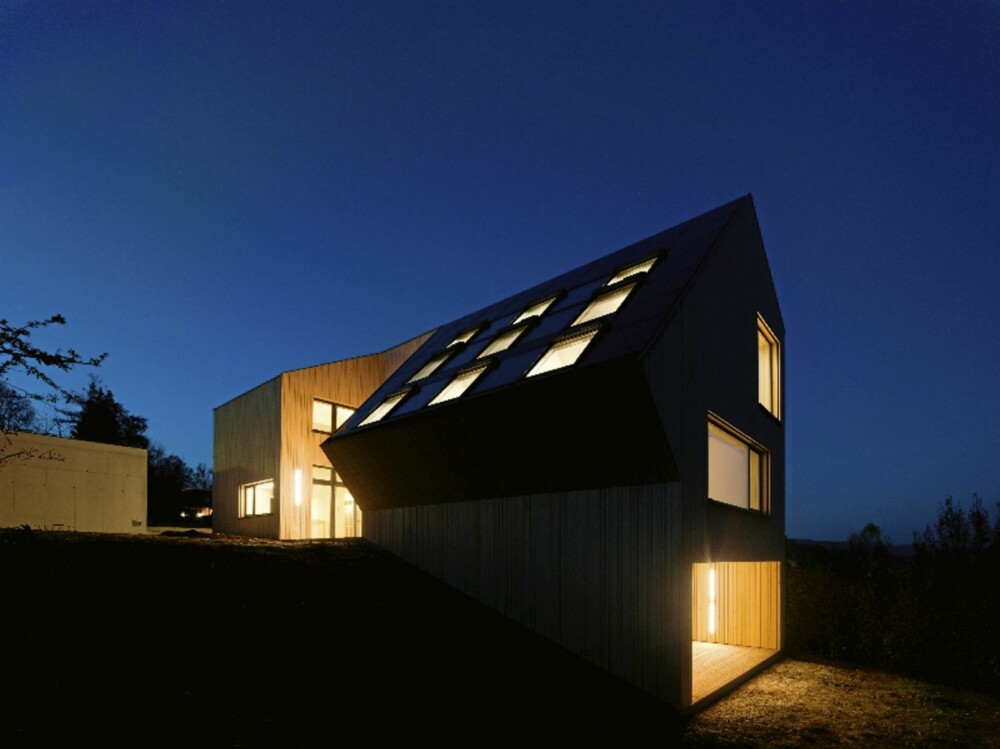 STORE ÅPNINGER: Sunlighthouse by night. På dette bildet synes alle vindusåpninger ekstra godt. STORE ÅPNINGER: Sunlighthouse by night. På dette bildet synes alle vindusåpninger ekstra godt.