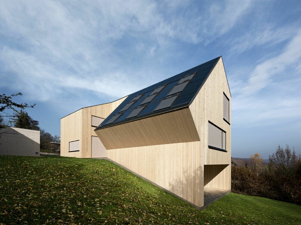 TAKET SOM FANGER SOLEN: Her ser du alle de store solfangere på taket tydelig. De gir huset et energioverskudd. TAKET SOM FANGER SOLEN: Her ser du alle de store solfangere på taket tydelig. De gir huset et energioverskudd.