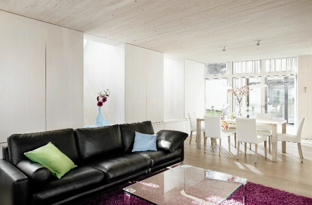 GJENNOMFØRT INTERIØR: Stuen i Sunlighthouse er svært lys og vennlig, slik som resten av rommene i huset. GJENNOMFØRT INTERIØR: Stuen i Sunlighthouse er svært lys og vennlig, slik som resten av rommene i huset.