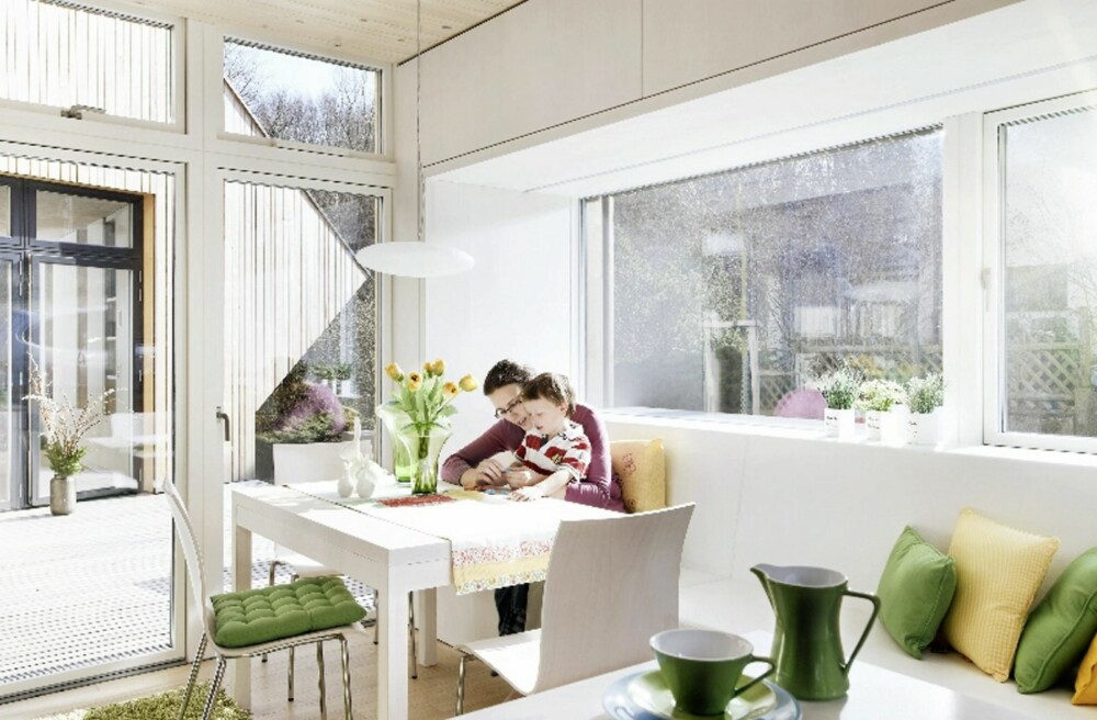 FULL KONTAKT: Spisestuen ligger like ved det rause inngangspartiet. FULL KONTAKT: Spisestuen ligger like ved det rause inngangspartiet.