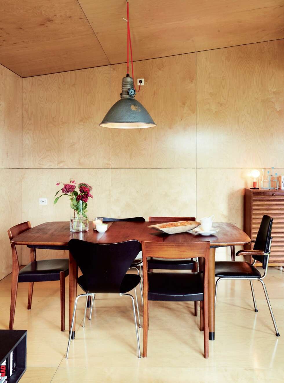 GJENBRUK: Et røft, industrielt uttrykk fra 1960-tallet er et gjennomgangstema både utvendig og innvendig. Lampen over spisebordet er egentlig en utelampe som Andreas fant i en container på Bislett. Kledningen på gulv, tak og vegger er lakkerte kryssfinerplater. GJENBRUK: Et røft, industrielt uttrykk fra 1960-tallet er et gjennomgangstema både utvendig og innvendig. Lampen over spisebordet er egentlig en utelampe som Andreas fant i en container på Bislett. Kledningen på gulv, tak og vegger er lakkerte kryssfinerplater.