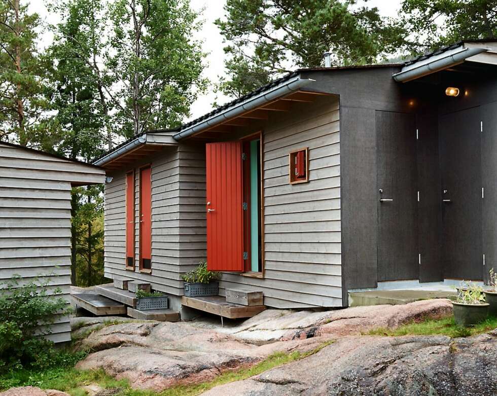 VELKOMMEN: Naturens farger tas opp i hyttas gråbeisede panel, sinkkarmer og svarte og rødoransje detaljer. Fargekoder på innvendige og utvendige dører og karmer: S3560 Y70R. Ytterpanel er malt med Jotun Trebitt Oljebeis 639 Fjellgrå. VELKOMMEN: Naturens farger tas opp i hyttas gråbeisede panel, sinkkarmer og svarte og rødoransje detaljer. Fargekoder på innvendige og utvendige dører og karmer: S3560 Y70R. Ytterpanel er malt med Jotun Trebitt Oljebeis 639 Fjellgrå.