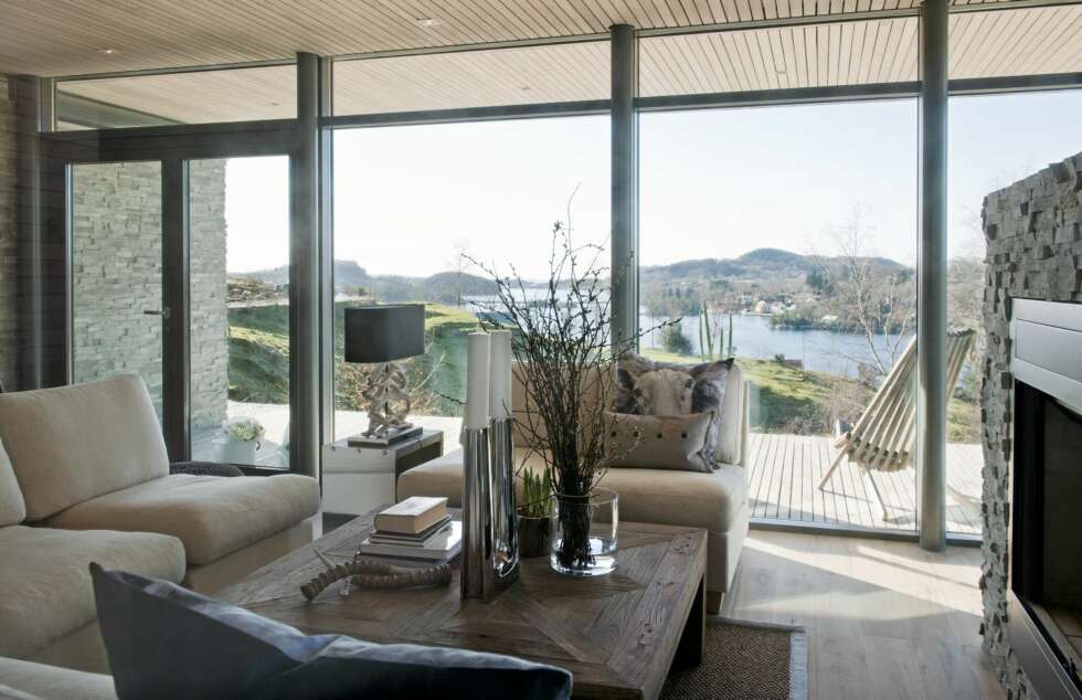 KLIMATILPASSET DESIGN: Bygningen er laget met et stort , utstikkende tak i front. Det skjermer stuen mot sterk sol og varme. KLIMATILPASSET DESIGN: Bygningen er laget met et stort , utstikkende tak i front. Det skjermer stuen mot sterk sol og varme.