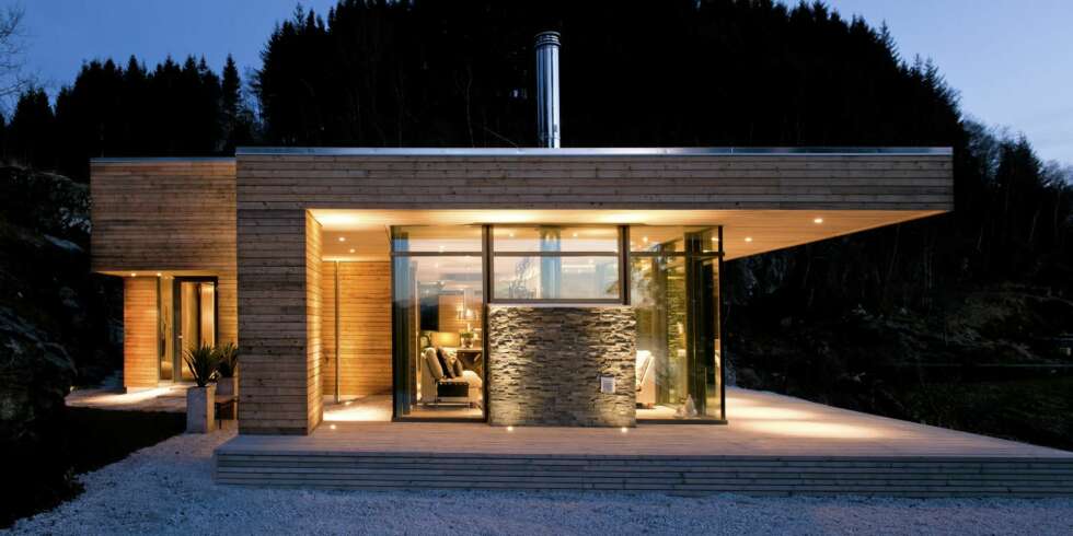 FERDIGHYTTER I SÆRKLASSE: Arkitekt Gudmundur Jonsson har tegnet denne hytta på Bjergøy i Ryfylke slik at den passer for serieproduksjon. FERDIGHYTTER I SÆRKLASSE: Arkitekt Gudmundur Jonsson har tegnet denne hytta på Bjergøy i Ryfylke slik at den passer for serieproduksjon.