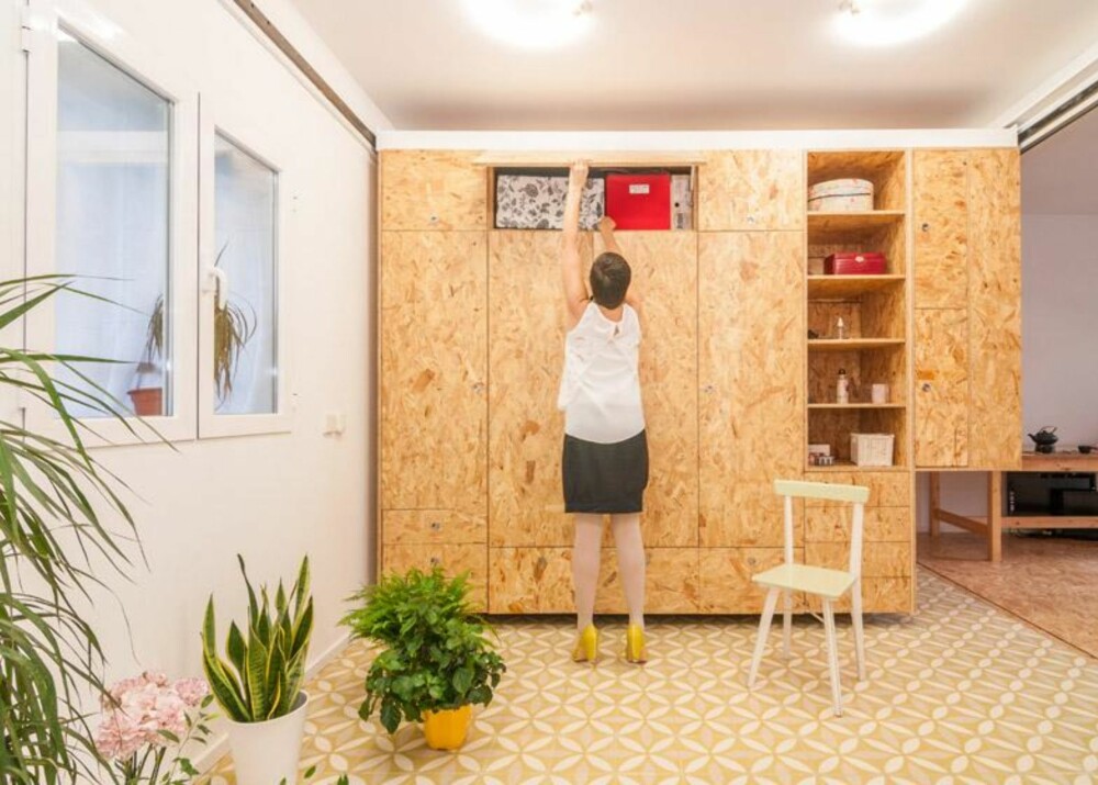 SKJULT PLASS: De store finermodulene i boligen er hjem til mange oppbevaringssteder. FOTO: Javier de Paz García SKJULT PLASS: De store finermodulene i boligen er hjem til mange oppbevaringssteder. FOTO: Javier de Paz García