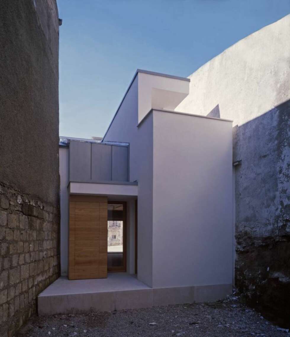 I MIDTEN: Mellom de to husene la arkitektene inn et tomrom. I MIDTEN: Mellom de to husene la arkitektene inn et tomrom.