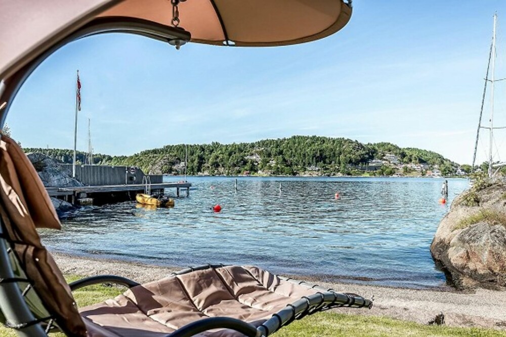 SOMMER: Det er ikke bare vinterhyttene som går nå om høsten. Ifølge Tore Solberg i Eiendomsmegler 1, kan høsten være en like god tid som våren for salg av sommerhytter. Denne på Tjøme, har en 40 meter lang strandlinje. SOMMER: Det er ikke bare vinterhyttene som går nå om høsten. Ifølge Tore Solberg i Eiendomsmegler 1, kan høsten være en like god tid som våren for salg av sommerhytter. Denne på Tjøme, har en 40 meter lang strandlinje.