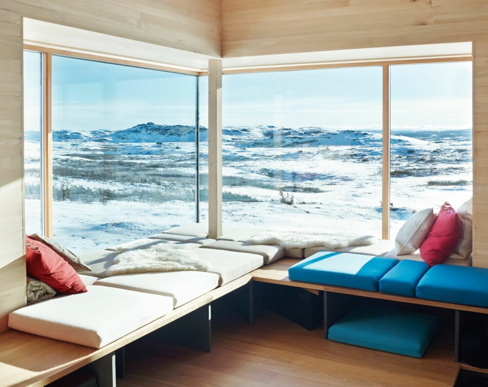 HERLIG UTSIKT: Allrommet med det store hjørnevinduet er favorittplassen. Utsikten omfatter Hardangervidda, Hallingskarvet og Jotunheimen. HERLIG UTSIKT: Allrommet med det store hjørnevinduet er favorittplassen. Utsikten omfatter Hardangervidda, Hallingskarvet og Jotunheimen.