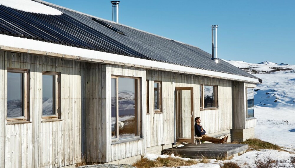 I SOLVEGGEN: Med denne beliggenheten ble det naturlig å invitere naturen inn. Hytta ligger i Ål ved Vesle Bergsjø, 1100 moh. Den er kledd med osp både utvendig og innvendig. Arkitekt er Torbjørn Tryti i taktil.no. I SOLVEGGEN: Med denne beliggenheten ble det naturlig å invitere naturen inn. Hytta ligger i Ål ved Vesle Bergsjø, 1100 moh. Den er kledd med osp både utvendig og innvendig. Arkitekt er Torbjørn Tryti i taktil.no.