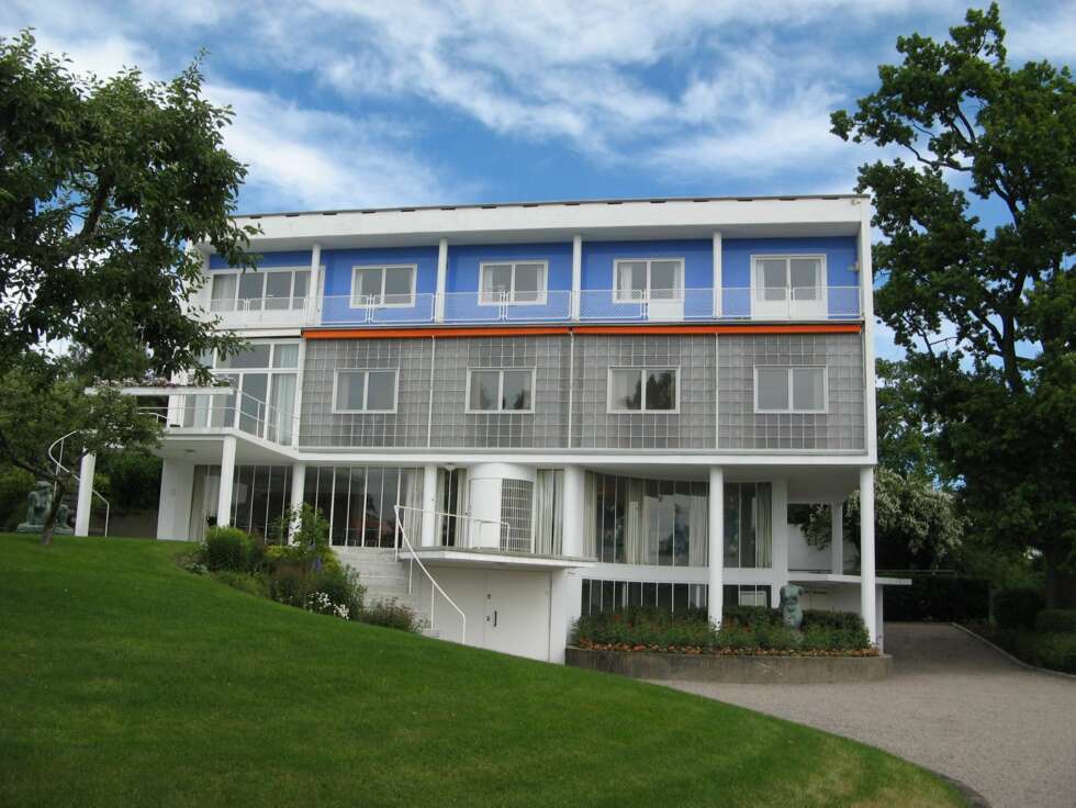INTERNASJONAL MODERNISME: I 1974 ble Villa Stenersen donert til staten. Villaen ble da tenkt som statsministerbolig, men bortsett fra å huse Odvar Nordli i en kort stund, har ingen statsledere ønsket å bo der. Fredningsvedtaket omfatter interiør, eksteriør, samt hagen. INTERNASJONAL MODERNISME: I 1974 ble Villa Stenersen donert til staten. Villaen ble da tenkt som statsministerbolig, men bortsett fra å huse Odvar Nordli i en kort stund, har ingen statsledere ønsket å bo der. Fredningsvedtaket omfatter interiør, eksteriør, samt hagen.