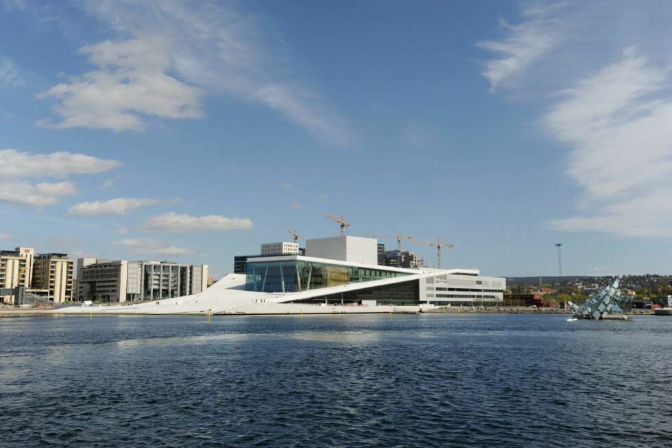 FREDER SCENEBYGGET: Den Norske Opera og Ballett er ett av de største og viktigste offentlige kulturhus reist i Norge. Utforming og materialbruk i bygningens to hovedvolumer gjenspeiler også todeling mellom publikumsdel og produksjons- og driftsdel, med marmor i den første og aluminium i den siste. FREDER SCENEBYGGET: Den Norske Opera og Ballett er ett av de største og viktigste offentlige kulturhus reist i Norge. Utforming og materialbruk i bygningens to hovedvolumer gjenspeiler også todeling mellom publikumsdel og produksjons- og driftsdel, med marmor i den første og aluminium i den siste.