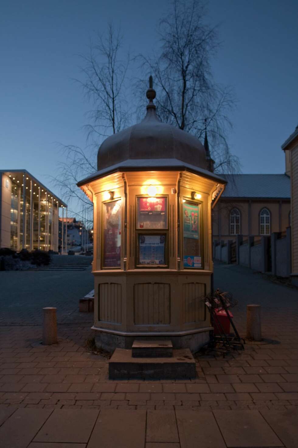 RAKETTEN: Formålet med fredningen av Raketten er å bevare Løkkekiosken i Tromsø som et kulturhistorisk viktig eksempel på aviskiosk fra tidlig 1900-tallet; den første store ekspansjonsfasen i norsk avishistorie. Dessuten er arkitekturen spenstig. RAKETTEN: Formålet med fredningen av Raketten er å bevare Løkkekiosken i Tromsø som et kulturhistorisk viktig eksempel på aviskiosk fra tidlig 1900-tallet; den første store ekspansjonsfasen i norsk avishistorie. Dessuten er arkitekturen spenstig.