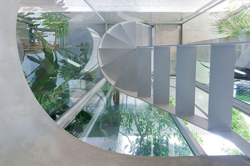 HUSET UTEN VEGGER; Arkitektene droppet vegger til fordel for plater av glass i dette huset. HUSET UTEN VEGGER; Arkitektene droppet vegger til fordel for plater av glass i dette huset.