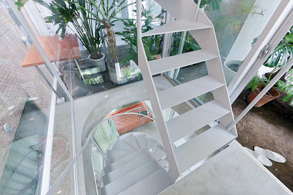 GJENNOMSIKTIG: For å unngå at huset skulle føles mørkt og trangt, byttet arkitektene ut vegger med plater av glass. GJENNOMSIKTIG: For å unngå at huset skulle føles mørkt og trangt, byttet arkitektene ut vegger med plater av glass.