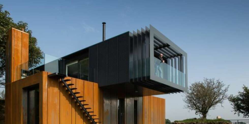 SHIPPING-CONTAINER: Hadde ikke råd til en etasje til - slik løste arkitekten problemet. FOTO: Aidan Monaghan SHIPPING-CONTAINER: Hadde ikke råd til en etasje til - slik løste arkitekten problemet. FOTO: Aidan Monaghan