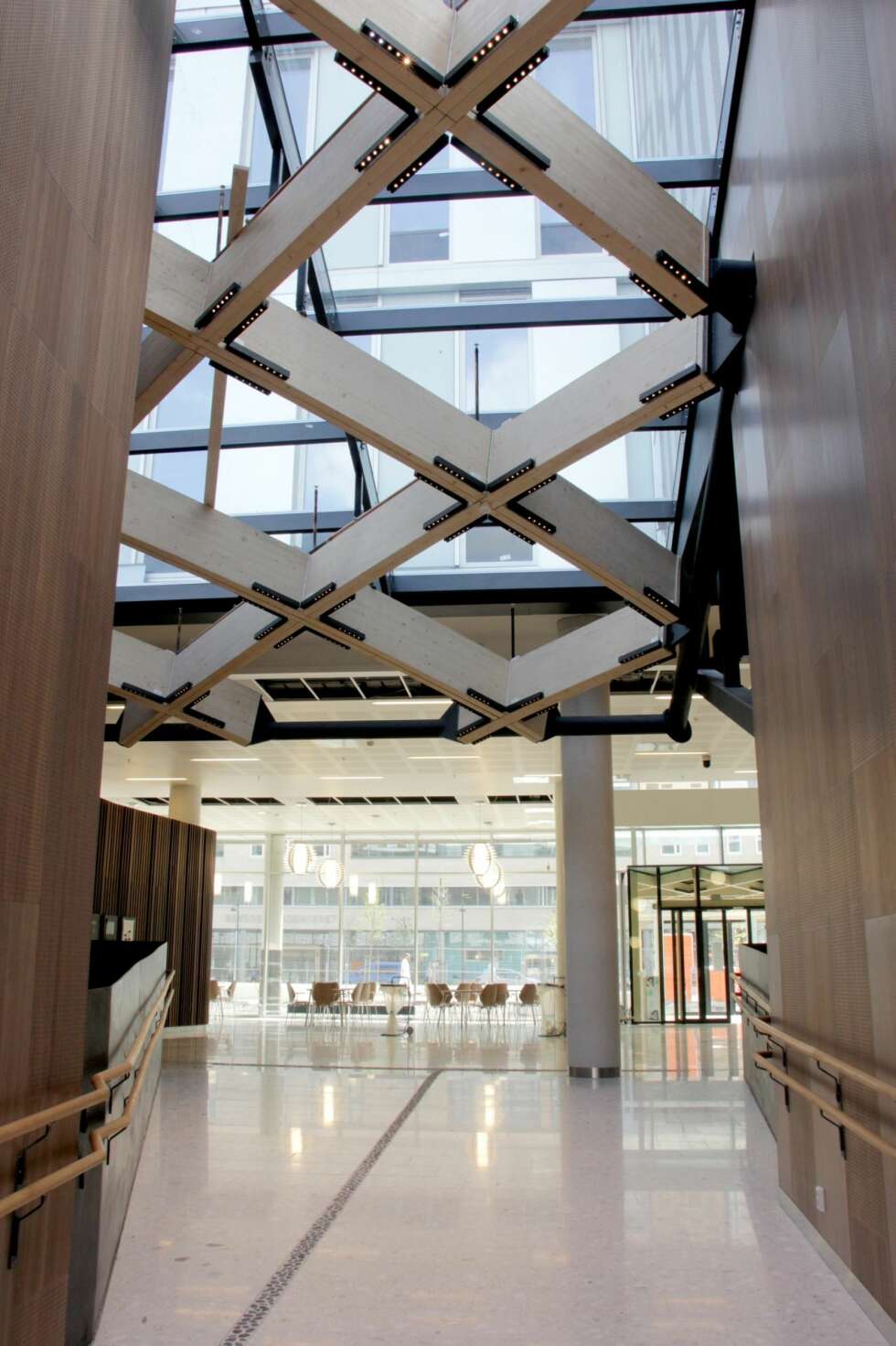 DESIGNELEMENTER: Konstruksjonene er brukt som designelementer og gir hele bygget et tydelig uttrykk. DESIGNELEMENTER: Konstruksjonene er brukt som designelementer og gir hele bygget et tydelig uttrykk.