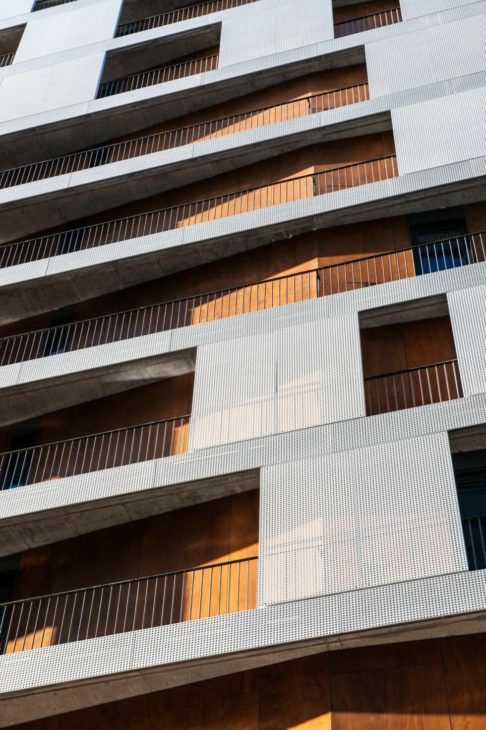 MODERNE MATERIALBRUK: Fasaden er kledd med anodiserte, perforerte aluminiumsplater, som er designet slik at de likevel ikke hindrer beboernes utsyn. MODERNE MATERIALBRUK: Fasaden er kledd med anodiserte, perforerte aluminiumsplater, som er designet slik at de likevel ikke hindrer beboernes utsyn.