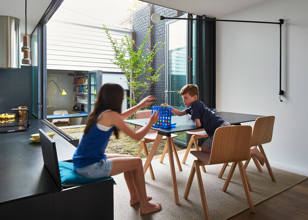 ÅPENT: Arkitektene var bevisste på at huset skulle leve med dagsrytmen og klimaet, derfor ble det blant annet satt inn store skyvedører i glass i fasadene. ÅPENT: Arkitektene var bevisste på at huset skulle leve med dagsrytmen og klimaet, derfor ble det blant annet satt inn store skyvedører i glass i fasadene.