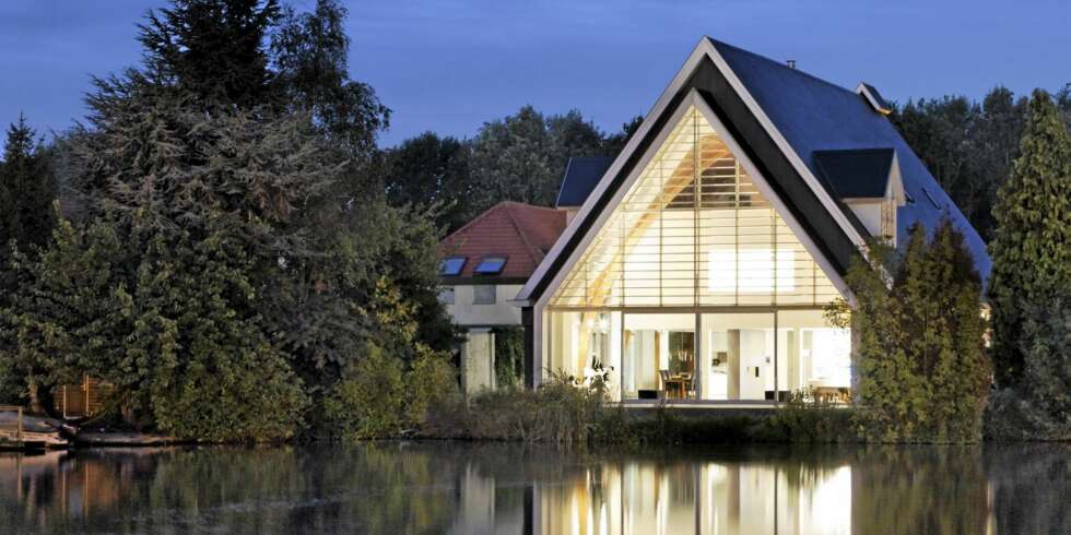 FRA GUDSHUS TIL BOLIGHUS: Dette var opprinnelig en kirke, men i stedet for å bygge om kirken ble det nye huset plassert inne i kirkerommet. FRA GUDSHUS TIL BOLIGHUS: Dette var opprinnelig en kirke, men i stedet for å bygge om kirken ble det nye huset plassert inne i kirkerommet.