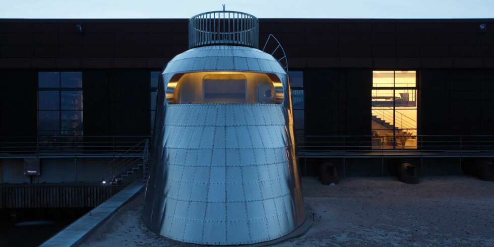 Det oppsiktsvekkende badehuset har fått navnet Nautilus og er kledd med rustfrie stålplater. Det oppsiktsvekkende badehuset har fått navnet Nautilus og er kledd med rustfrie stålplater.