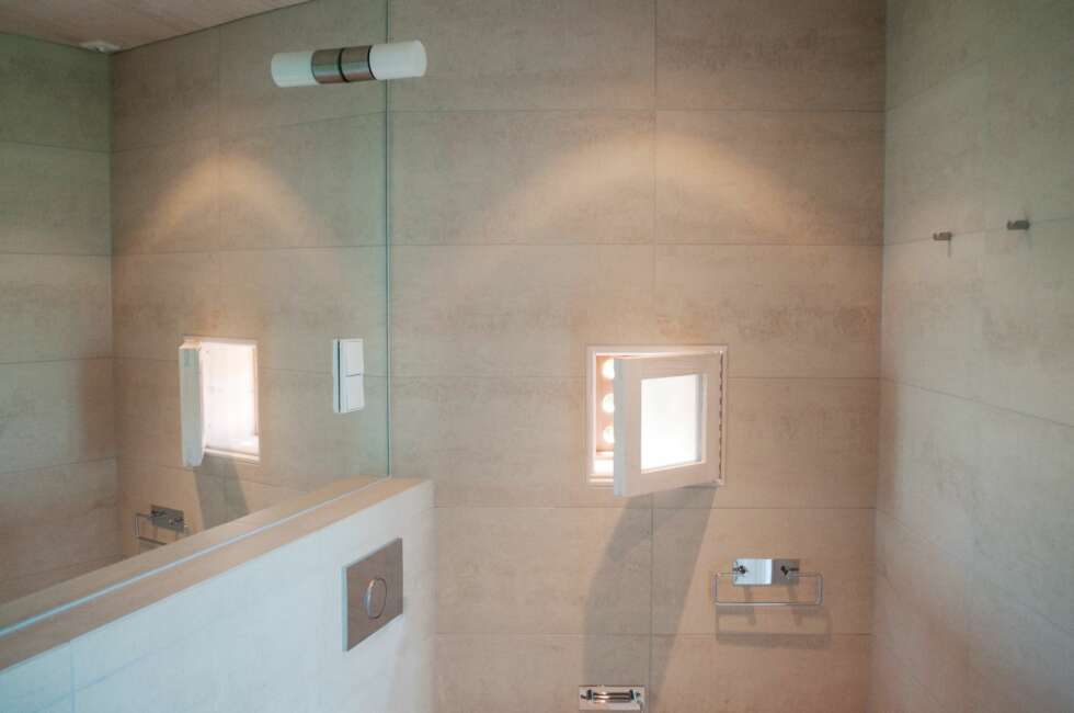 BADET: Her er det hverken utklipp fra ukeblader eller kongebilder. BADET: Her er det hverken utklipp fra ukeblader eller kongebilder.