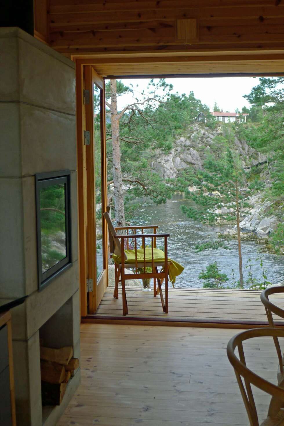 STILLE STUND: En åpen terrassedør, en stol og en sval sommerdag er alt som behøves. STILLE STUND: En åpen terrassedør, en stol og en sval sommerdag er alt som behøves.