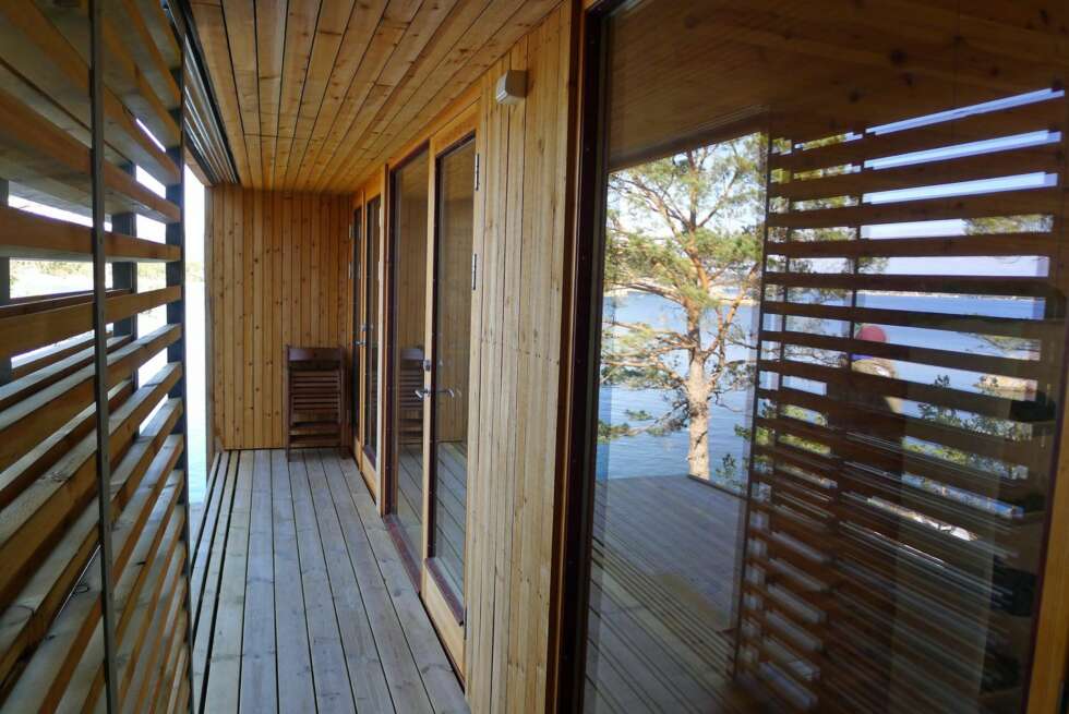 BESKYTTELSE: Siden svalgangene er den eneste forbindelsen mellom rommene, så kan svalgangene lukkes med skyvelameller slik at man kan bevege seg beskyttet mot vær og vind. BESKYTTELSE: Siden svalgangene er den eneste forbindelsen mellom rommene, så kan svalgangene lukkes med skyvelameller slik at man kan bevege seg beskyttet mot vær og vind.
