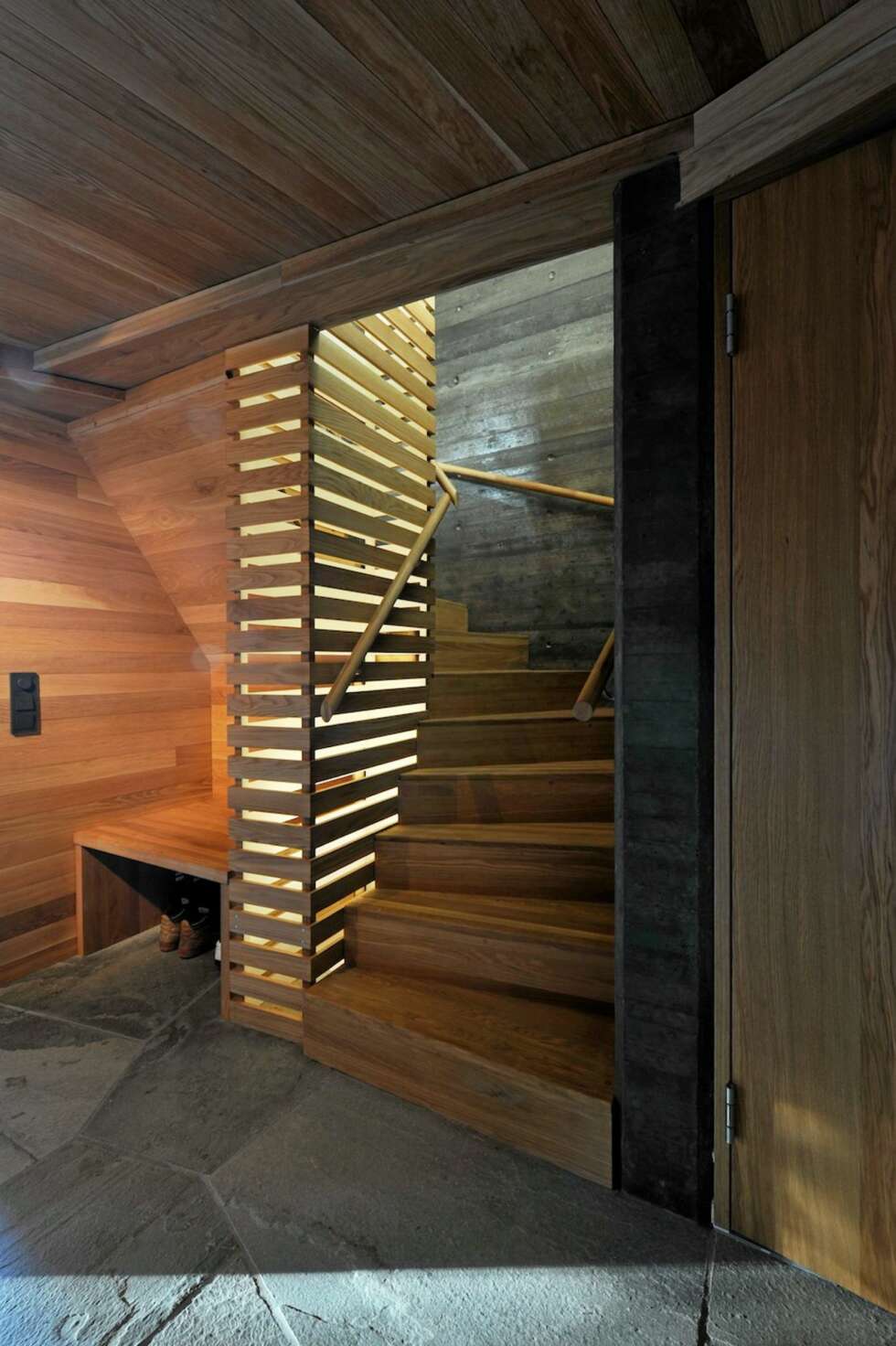 ET HELSTØPT HUS: De robuste materialene kjennetegner Twisted Cabin mer enn noe annet. ET HELSTØPT HUS: De robuste materialene kjennetegner Twisted Cabin mer enn noe annet.
