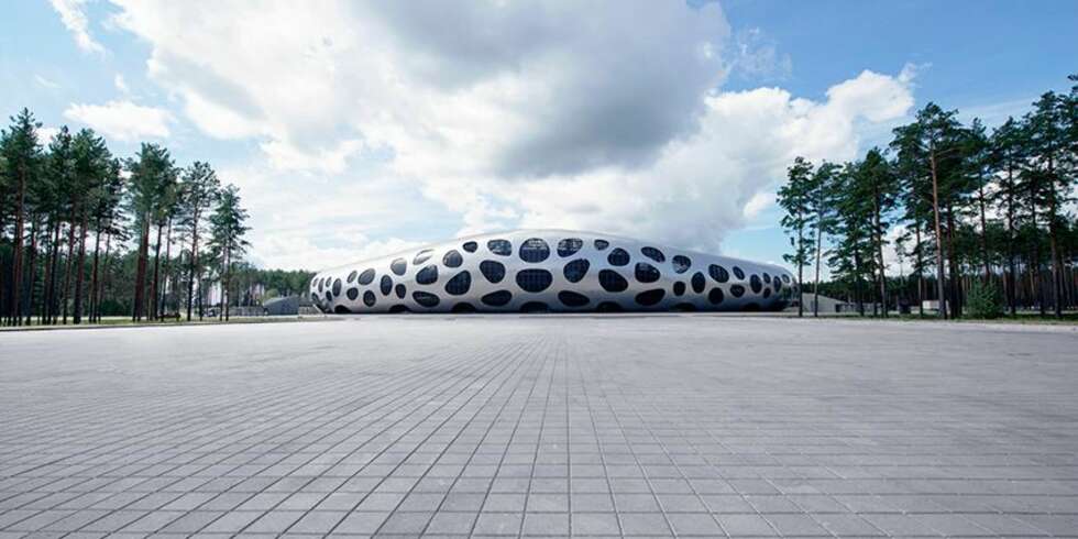 FUTURISTISK KONSTRUKSJON: På avstand er det lite som minner om at dette er et fotballstadion. (FOTO: OPIS Arhitekti) FUTURISTISK KONSTRUKSJON: På avstand er det lite som minner om at dette er et fotballstadion. (FOTO: OPIS Arhitekti)
