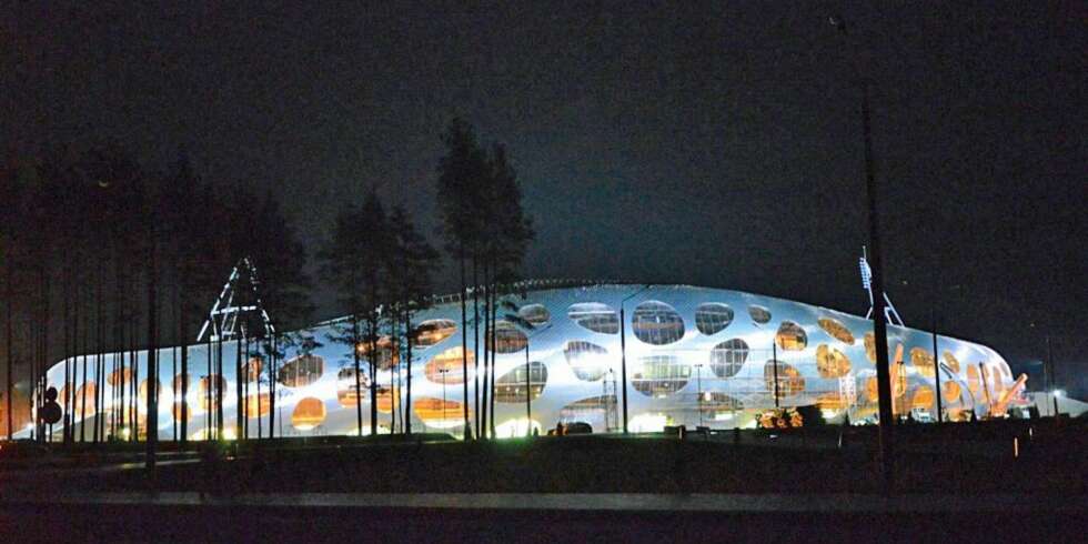 Det hviterussiske fotballaget BATE Borisov har fått nytt stadion, formet som en helhetlig bygningskropp og kledd med aluminium. Stadionet er tegnet av det slovenske arkitektkontoret OPIS Arhitekti (FOTO: OPIS Arhitekti). Det hviterussiske fotballaget BATE Borisov har fått nytt stadion, formet som en helhetlig bygningskropp og kledd med aluminium. Stadionet er tegnet av det slovenske arkitektkontoret OPIS Arhitekti (FOTO: OPIS Arhitekti).