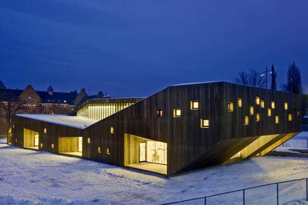 FLOTT: Det er ingen tvil om at arkitektene har lykkes med å skape en bygning som både voksne og barn trives i, og som i tillegg er med på å løfte hele bydelen når det gjelder arkitektur og design. FLOTT: Det er ingen tvil om at arkitektene har lykkes med å skape en bygning som både voksne og barn trives i, og som i tillegg er med på å løfte hele bydelen når det gjelder arkitektur og design.