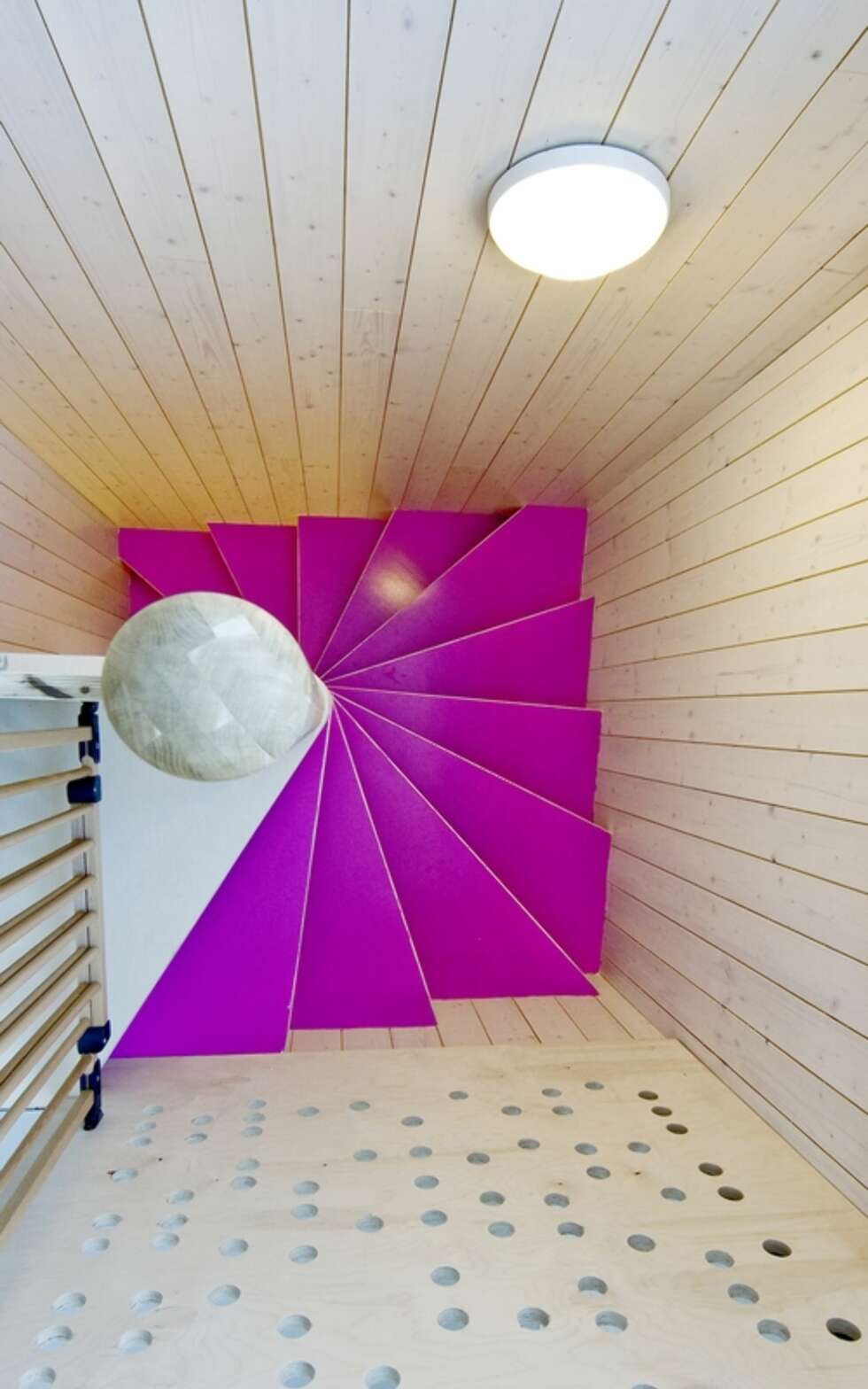 FARGER: Barn elsker å omgi seg med farger, og det får de lov til i denne barnehagen. FARGER: Barn elsker å omgi seg med farger, og det får de lov til i denne barnehagen.