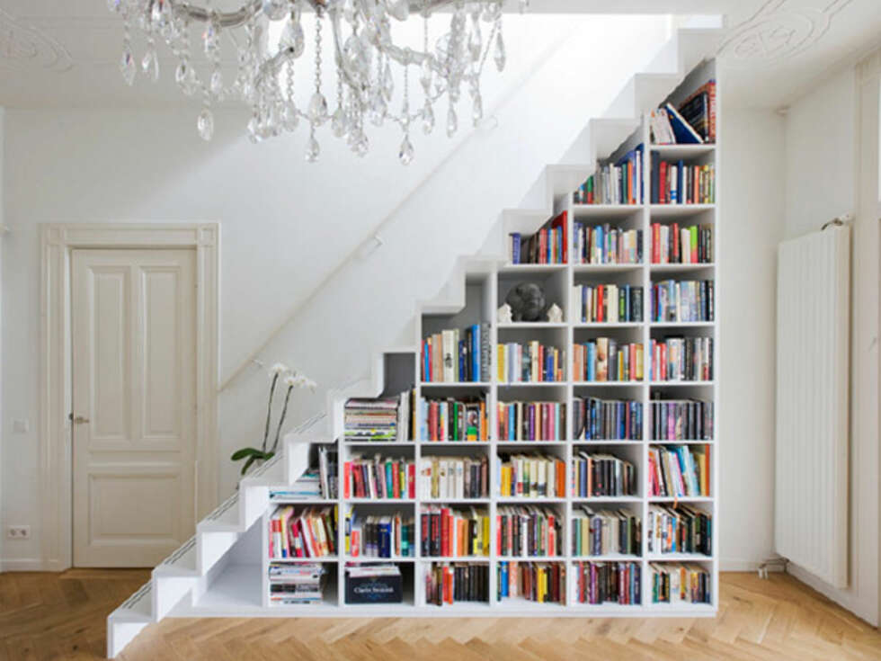 LAG ET BIBLIOTEK: I dette hjemmet har man utnyttet plassen under trappen til smarte og dekorative bokhyller. LAG ET BIBLIOTEK: I dette hjemmet har man utnyttet plassen under trappen til smarte og dekorative bokhyller.
