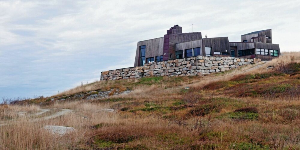 ET BORGAKTIG KYSTHUS : Sommerhuset på Frøya presser seg ned mot bakken med skrå vegger nesten hele veien rundt. ET BORGAKTIG KYSTHUS : Sommerhuset på Frøya presser seg ned mot bakken med skrå vegger nesten hele veien rundt.