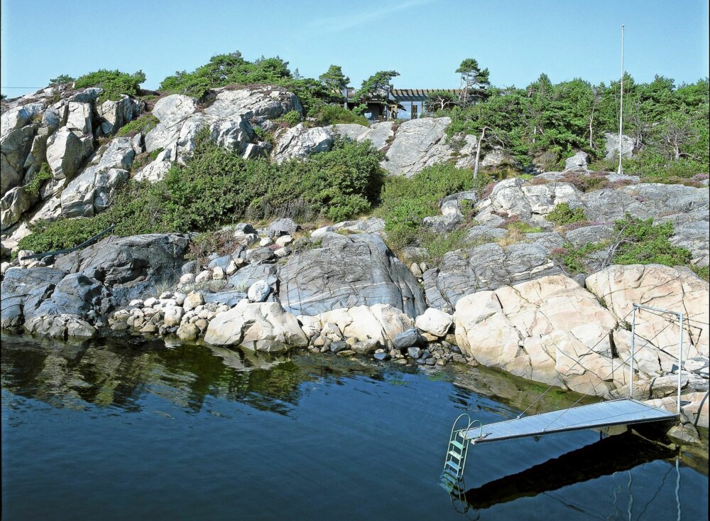 TERRENGTILPASSET: Hytta ved Kragerø ligger meget diskret plassert i terrenget. TERRENGTILPASSET: Hytta ved Kragerø ligger meget diskret plassert i terrenget.