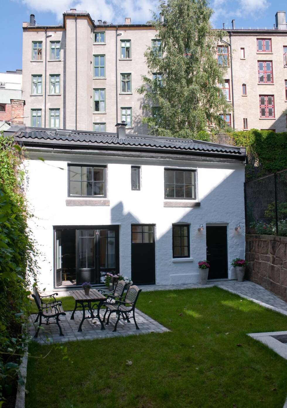 ENESTÅENDE ENEBOLIG: Den ombygde stallbygningen ligger omkranset av høye bygårder midt i Oslo. I forbindelse med
renoveringen ble både vinduskarmene og dørene malt svarte. ENESTÅENDE ENEBOLIG: Den ombygde stallbygningen ligger omkranset av høye bygårder midt i Oslo. I forbindelse med
renoveringen ble både vinduskarmene og dørene malt svarte.