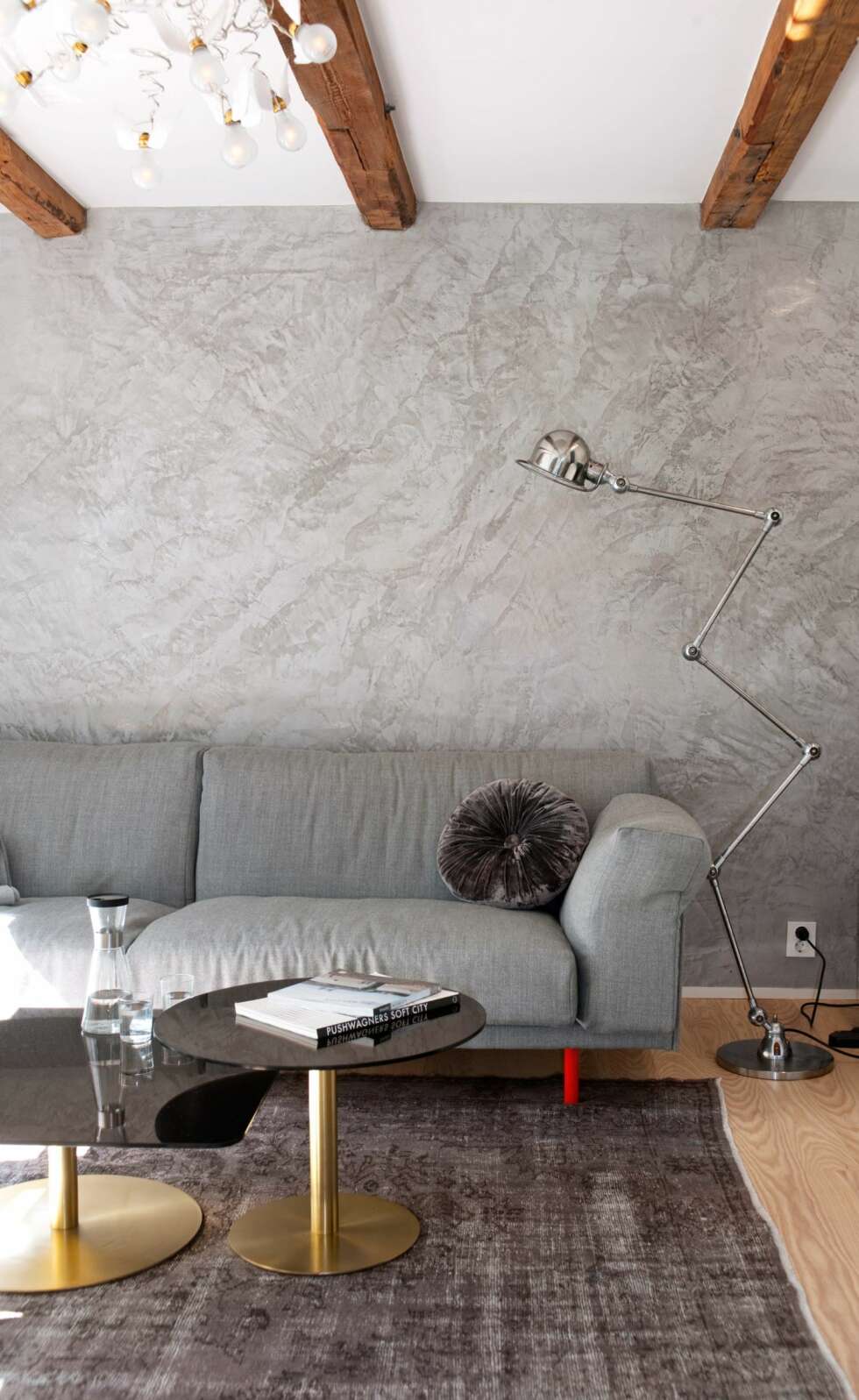 AVSLAPPET LUKSUS I FØRSTE: Ett av rommene på bakkeplan er innredet som tv-stue. Sofaen er fra Hjelle, sofabordene fra Tom Dixon. Veggene er påført en type sparkel som gir en marmorisert effekt, akkurat som på badet. AVSLAPPET LUKSUS I FØRSTE: Ett av rommene på bakkeplan er innredet som tv-stue. Sofaen er fra Hjelle, sofabordene fra Tom Dixon. Veggene er påført en type sparkel som gir en marmorisert effekt, akkurat som på badet.